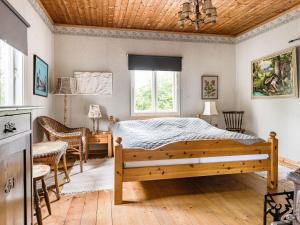 1 dormitorio con 1 cama, mesa y sillas en Holiday Home Forneboda by Interhome, en Kyrkhult