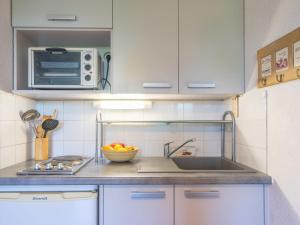 Dapur atau dapur kecil di Apartment Les Jardins de l'Océan-40 by Interhome