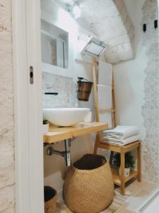La salle de bains est pourvue d'un lavabo blanc et d'un comptoir. dans l'établissement Casa De Amicis 24, à Sammichele di Bari