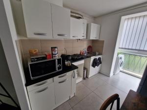 Kuchyňa alebo kuchynka v ubytovaní Appparement T3 Marseille 13009 + 8 fotografií