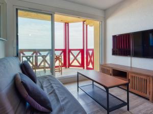 - un salon avec un canapé et une table dans l'établissement Apartment Primavéra-8 by Interhome, à Lacanau-Océan