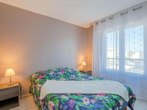 um quarto com uma cama e uma janela em Apartment Royal Marine-4 by Interhome em Fréjus