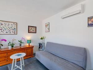 フレジュスにあるApartment Royal Marine-4 by Interhomeのソファ、テーブル、スツールが備わる客室です。 +18枚の写真