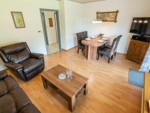 sala de estar con mesa y muebles de cuero en Holiday Home 4 Pfoten by Interhome, en Dittishausen