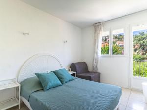 - une chambre avec un lit, une chaise et une fenêtre dans l'établissement Apartment Les Ilaires by Interhome, au Lavandou