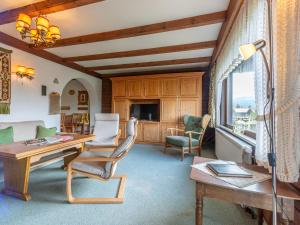 una sala de estar con una mesa y sillas en Apartment Am Hohen Bogen-46 by Interhome, en Arrach 26 fotos más