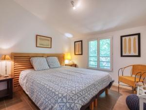 een slaapkamer met een bed en een raam bij Villa Le Lac by Interhome in Lacanau