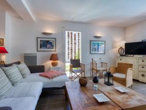 een woonkamer met een bank en een tafel bij Villa Le Lac by Interhome in Lacanau +37 foto's