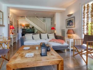een woonkamer met een bank en een tafel bij Villa Le Lac by Interhome in Lacanau
