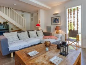 een woonkamer met een bank en een tafel bij Villa Le Lac by Interhome in Lacanau