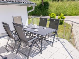 uma mesa preta e cadeiras num pátio em Holiday Home Schwarzwald by Interhome em Dittishausen