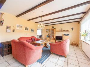 un soggiorno con tavolo e sedie rosse di Apartment Am Hohen Bogen-11 by Interhome ad Arrach