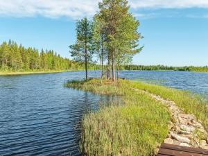 un río con árboles a su lado en Holiday Home Jolmalompolo by Interhome, en Raanujärvi