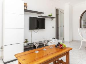 - un salon avec 2 verres à vin sur une table en bois dans l'établissement Apartment Jardines Family-4 by Interhome, à Salou