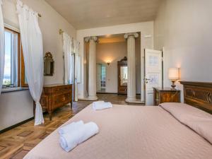 una camera da letto con 2 asciugamani bianchi su un letto di Villa Diletta by Interhome a Empoli