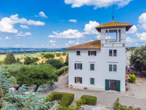 una vista aerea di un edificio bianco con torre di Villa Diletta by Interhome a Empoli