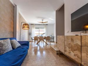een woonkamer met een blauwe bank en een tafel bij Holiday Home Canción de mar by Interhome in Creixell