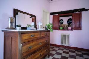 y baño con tocador de madera y espejo. en Il Casale del Duca - YourPlace Abruzzo en Rocca San Giovanni