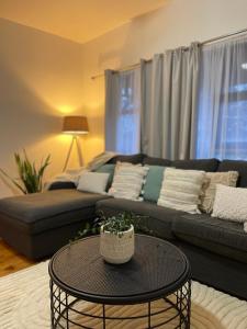 uma sala de estar com um sofá e uma mesa em Charming & Cozy 2BR Cottage em Blacktown