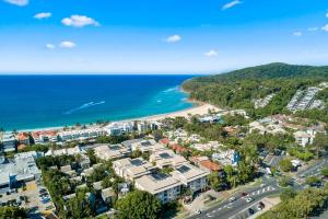 - une vue aérienne sur la ville et la plage dans l'établissement Noosa Beachside Apartment, à Noosa Heads