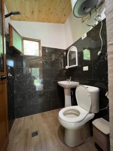 La salle de bains est pourvue de toilettes et d'un lavabo. dans l'établissement Bujtina Uji I Panjes, Log Cabins, à Vlorë