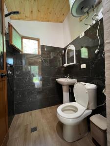 Koupelna v ubytování Bujtina Uji I Panjes, Log Cabins + 37 fotografií