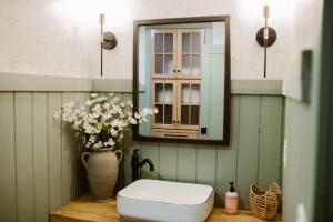 Koupelna v ubytování O'Halloran House- Feathered Acres Learning Farm & Inn