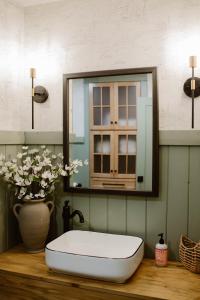 Koupelna v ubytování O'Halloran House- Feathered Acres Learning Farm & Inn