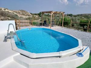 una piscina con un poolvisorvisorvisorvisor en Cuevas Azul en Baza