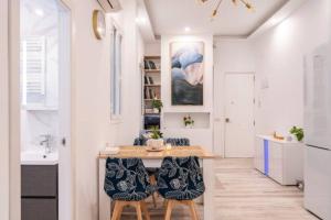 a kitchen with a table and two chairs at HABITACIÓN en el centro de Madrid in Madrid