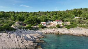 eine Luftansicht eines Hauses an einer felsigen Küste in der Unterkunft SOL ET PAX in Drvenik Veli