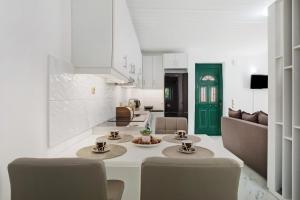 una cucina e un soggiorno con tavolo e sedie di Villa Drosia a Volímai