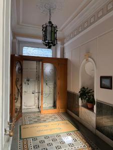 un corridoio con porta e lampadario a braccio di Wanda Bed&Breakfast a Napoli