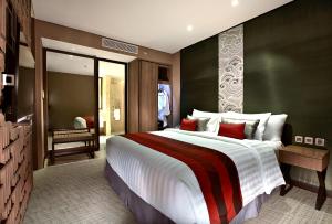 Postel nebo postele na pokoji v ubytování Aston Priority Simatupang Hotel and Conference Center