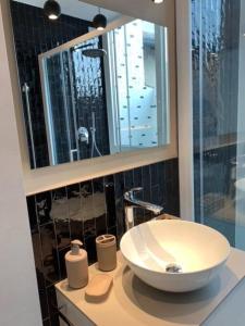 La salle de bains est pourvue d'un lavabo et d'un miroir. dans l'établissement Locanda Carolina Mastino Scala, à Sirmione