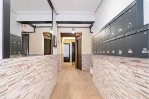 - un couloir dans un bâtiment avec des casiers sur le mur dans l'établissement HABITACIÓN en el centro de Madrid, à Madrid