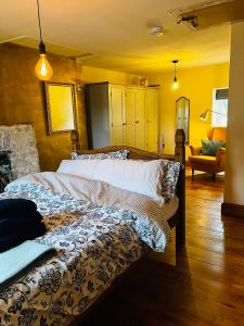 um quarto com 2 camas e uma lareira em Nightingale Cottage em Llantwit Major