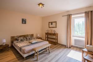a bedroom with a bed and a window at Les Roses d'Angelina - Superbe maison avec piscine in Montlaur