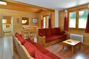 a living room with a couch and a table at Résidence Joséphine in Châtel