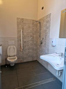 Ostello Costa Alta في مونزا: حمام مع مرحاض ومغسلة