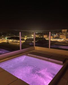 una vasca idromassaggio su un balcone di notte di Suite Luxury Seaview a Misano Adriatico