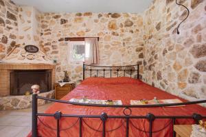 Postel nebo postele na pokoji v ubytování Lithahiro stone house