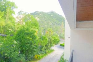 vistas a una calle con árboles y una montaña en F4 VERNET LES BAINS en Vernet-les-Bains