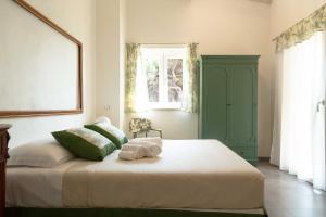 1 dormitorio con 1 cama con toallas en Dimora La Fiumara, en Marina di Grosseto