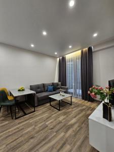 uma sala de estar com um sofá e uma mesa em Orion ApartHotel em Yerevan