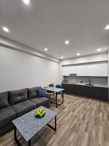 uma sala de estar com um sofá e uma mesa em Orion ApartHotel em Yerevan