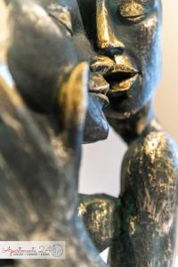 una estatua de bronce de una mujer en Beautiful Apartment In London, en Hounslow