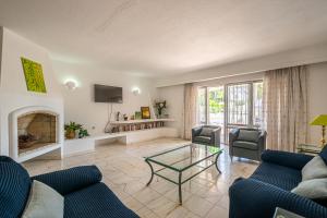 ein Wohnzimmer mit einem Sofa und einem Kamin in der Unterkunft BeGuest Vale de Lobo 932 Villa in Almancil