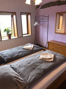 Dos camas en una habitación con toallas. en Retro-Sonnenbring B&B, en Sønderborg