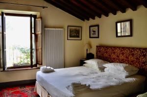 - une chambre avec un grand lit et une fenêtre dans l'établissement VILLA NOTTOLINI, à Vorno